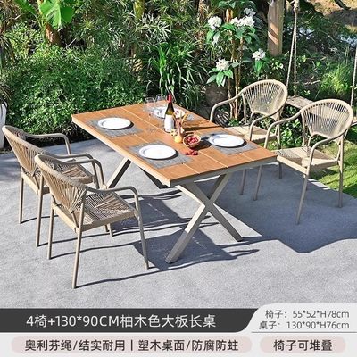 Outdoor Courtyard Villa Stoelen en tafels Tuin Open Balkon Leisure Rattan Eetkamermeubelen Set met Plastic Houten Tafel.